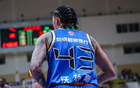 北京首钢1分险胜！赵睿受伤，沃特斯28分，桑普森被罚下